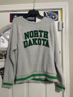 Cozy Crewneck Sweater in Light Gray with Green 'North Dakota' Appliqué
